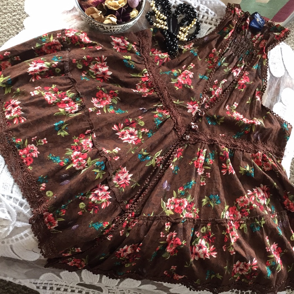 NWOT Cute Floral Summer Shirt